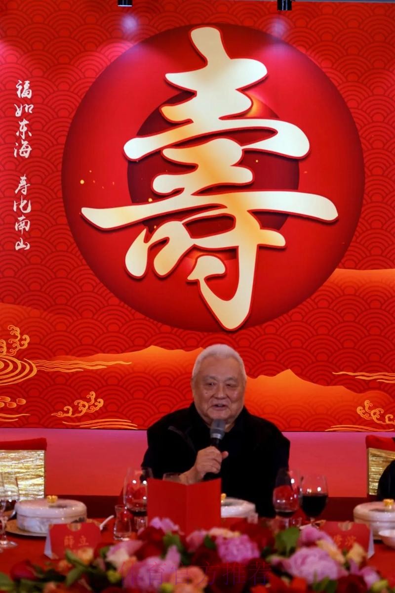 年维泗、容志行获亚足联“金星奖”